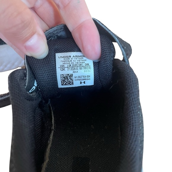 🌼 5/$25 Under Armour Boys Black Yellow Sneakers Size 12K Lightweight Running - Picture 9 of 10